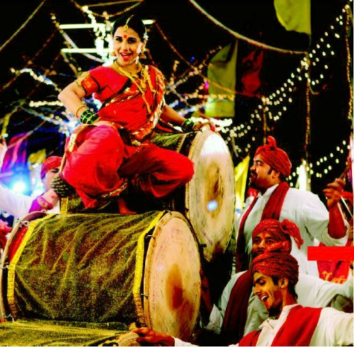 Vidya Balan’s item number in Ferrari Ki Sawaari Vidya Balan’s item number in Ferrari Ki Sawaari