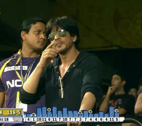 SRK acknowledges the crowd in Chennai