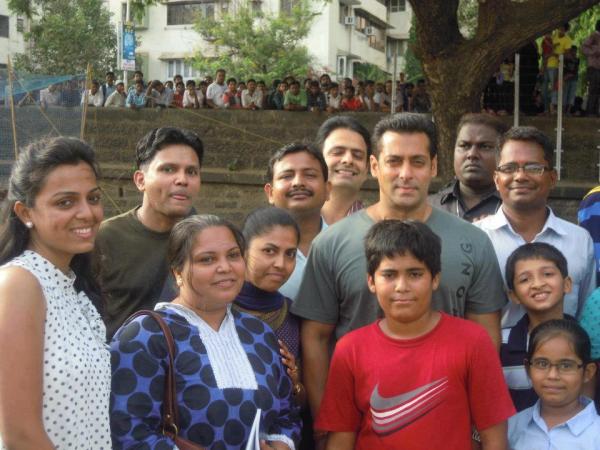 Salman Khan with fans on the sets of Dabangg 2 Salman Khan with fans on the sets of Dabangg 2