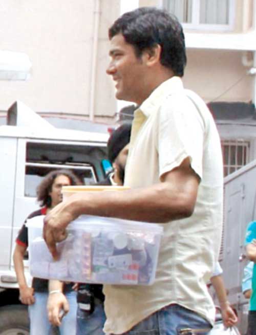 Salman Khan’s staff carrying his much-heavy medicine box Salman Khan’s staff carrying his much-heavy medicine box