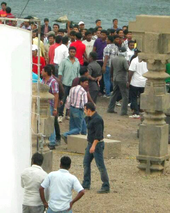 Salman Khan on the sets of Dabangg 2 Salman Khan on the sets of Dabangg 2