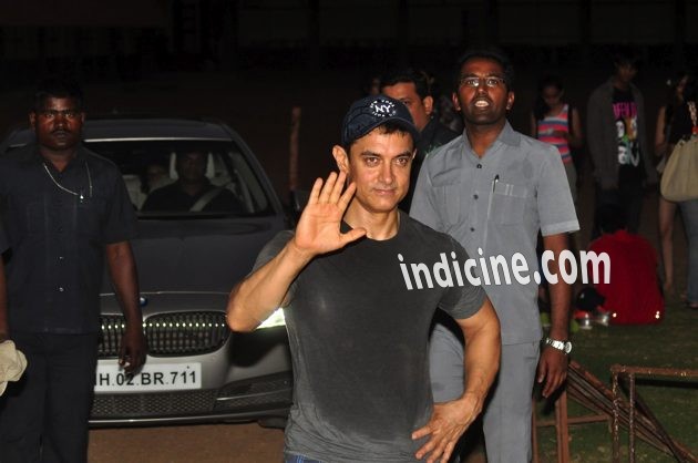 Aamir waves to the media