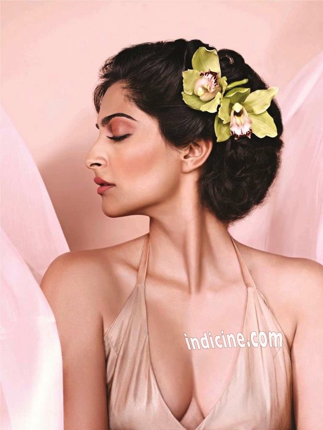 Sonam Kapoor Cleavage Revealing Outfit