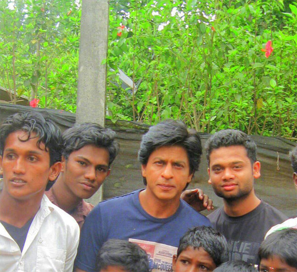 Shahrukh Khan with fans - Chennai Express on location