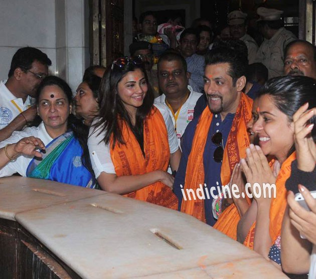 Daisy Shah, Salman Khan at Siddhivinayak Temple