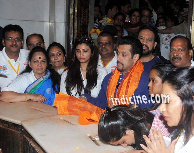 Daisy Shah, Salman Khan visit Siddhivinayak Temple