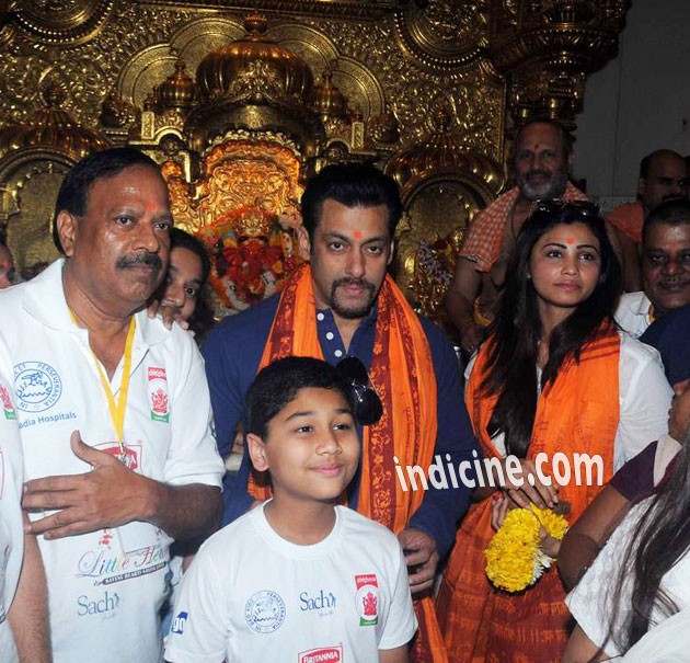 Salman Khan and Daisy Shah visit Siddhivinayak Temple