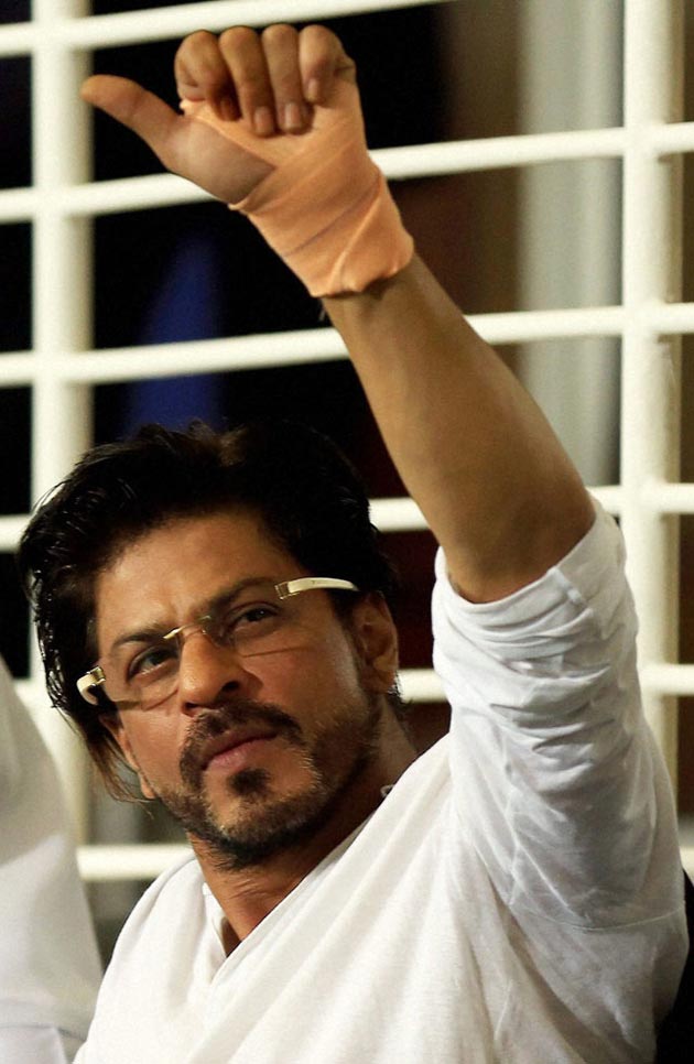 SRK waves his bandaged hand during Kolkata Knight Riders and Rajasthan Royals match