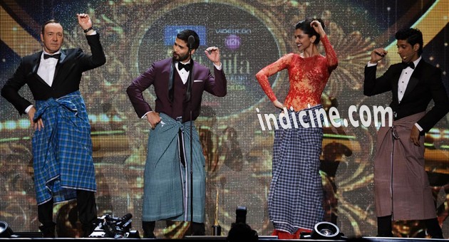 Kevin Spacey's Lungi Dance with Deepika, Shahid and Farhan Akhtar