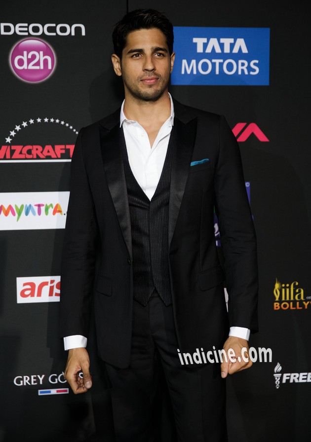 Sidharth Malhotra at IIFA Awards Green Carpet