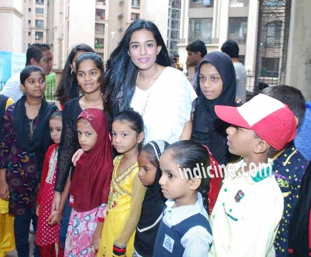 Amrita Rao spends time with kids of NGO Pratham