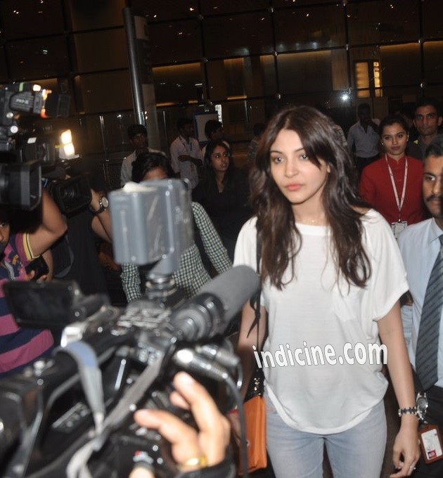 Anushka Sharma with media at the airport