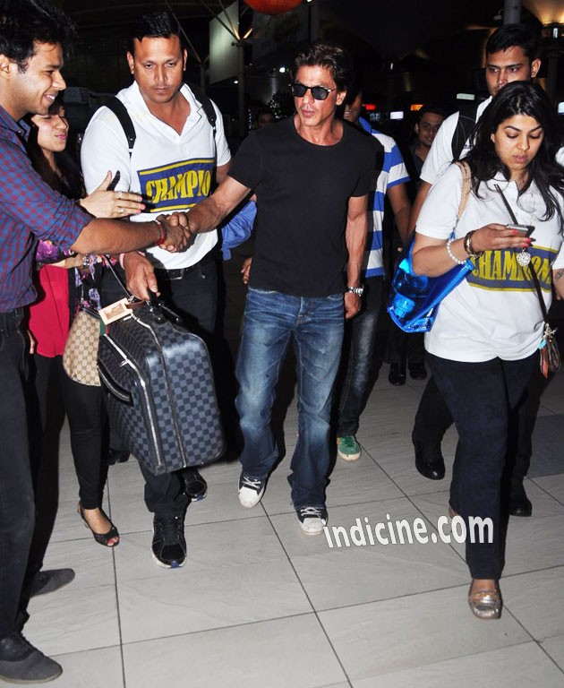 SRK shake hand with fan at the airport