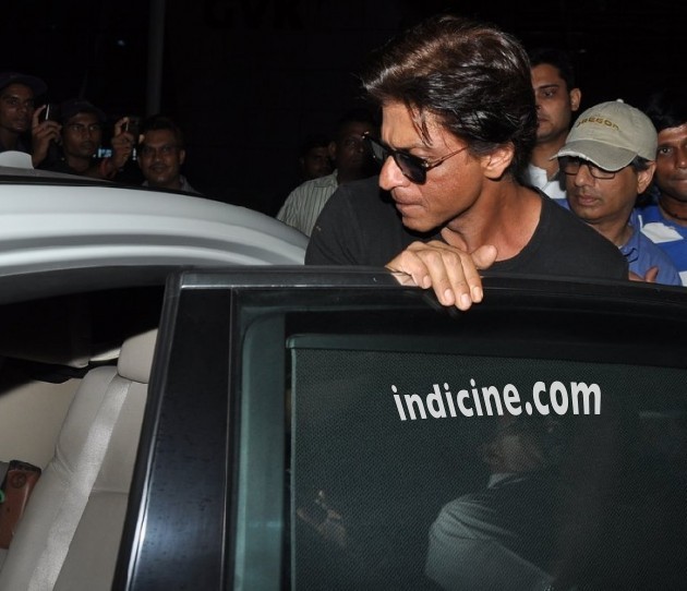 Shahrukh Khan gets into his car