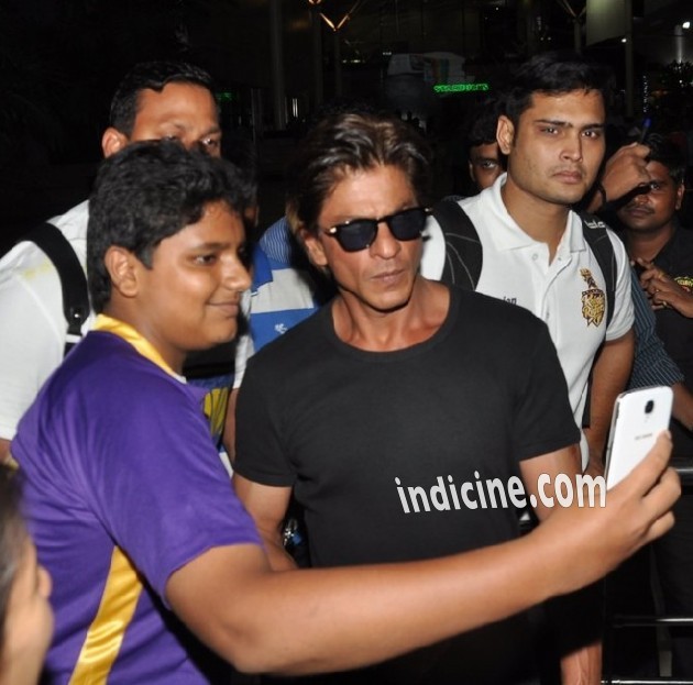Shahrukh Khan poses with fan for selfies