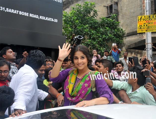 Vidya Balan waves to fans at Kolkata street