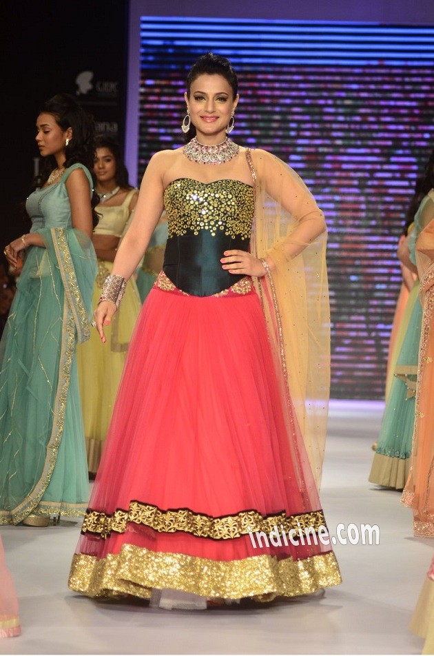 Amisha Patel walks for Surya Golds at IIJW 2014