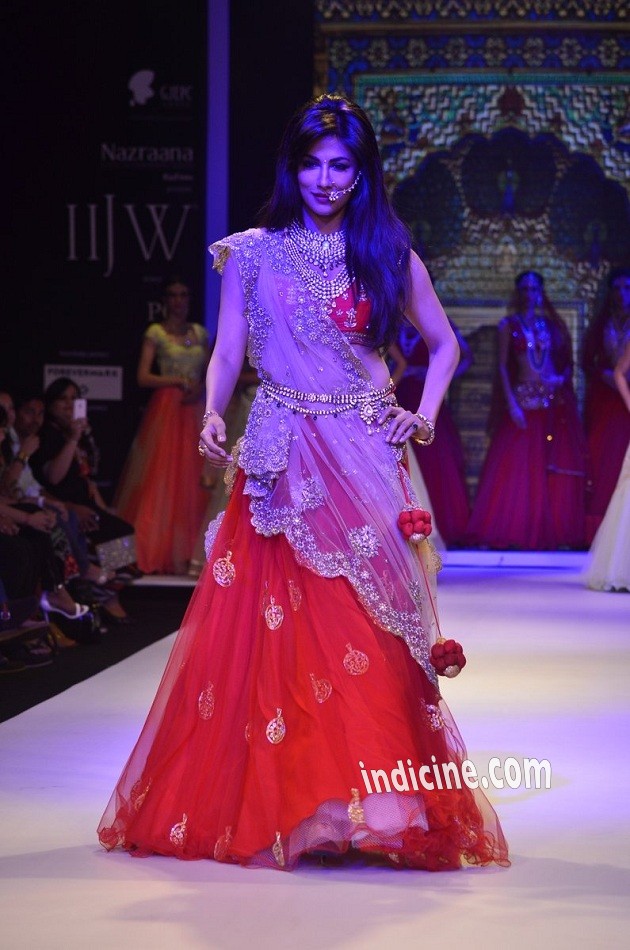 Chitrangada Singh walks for Moni Agarwal at IIJW 2014