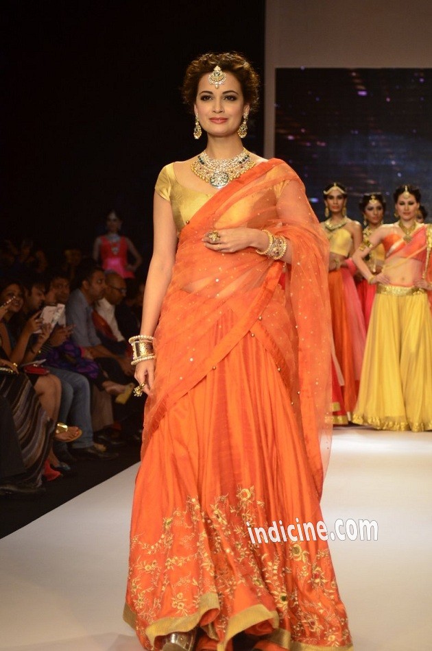 Diya Mirza walks for Shobha Shringar Jewels at IIJW 2014