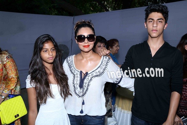 Gauri Khan with son Aryan Khan and daughter Suhana Khan at a bakery shop inauguration