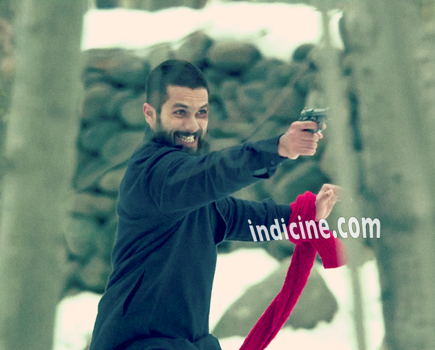 Haider movie still - Shahid Kapoor