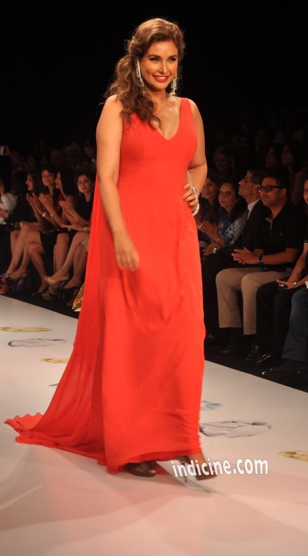 Lisa Ray walks for Farah Khan Ali at IIJW 2014