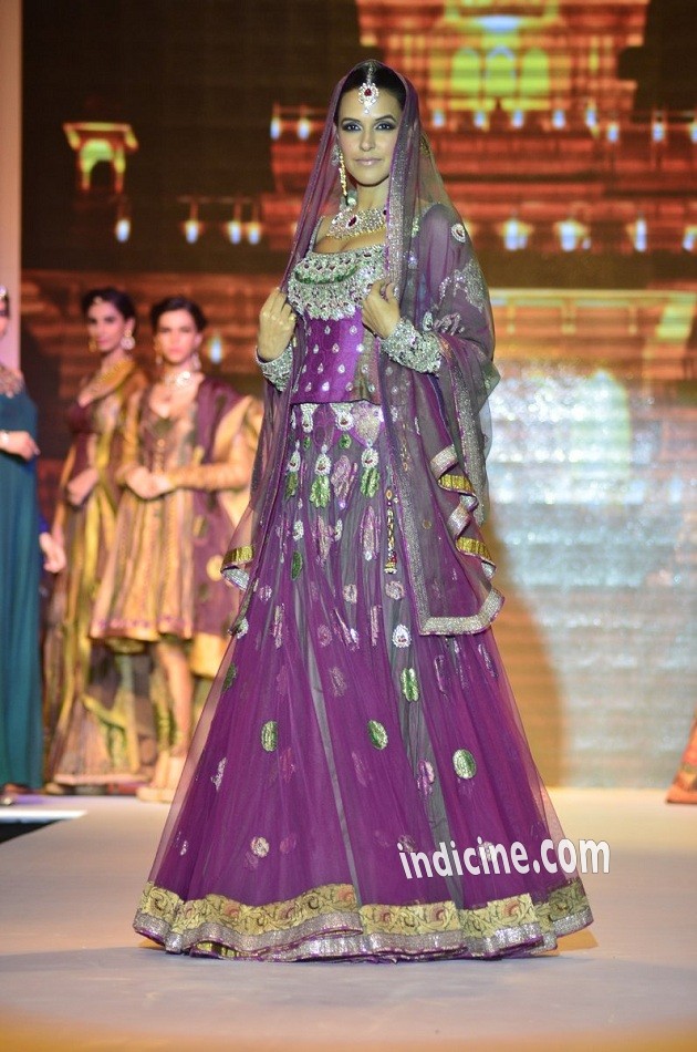 Neha Dhupia walks for Gitanjali Gems at IIJW 2014