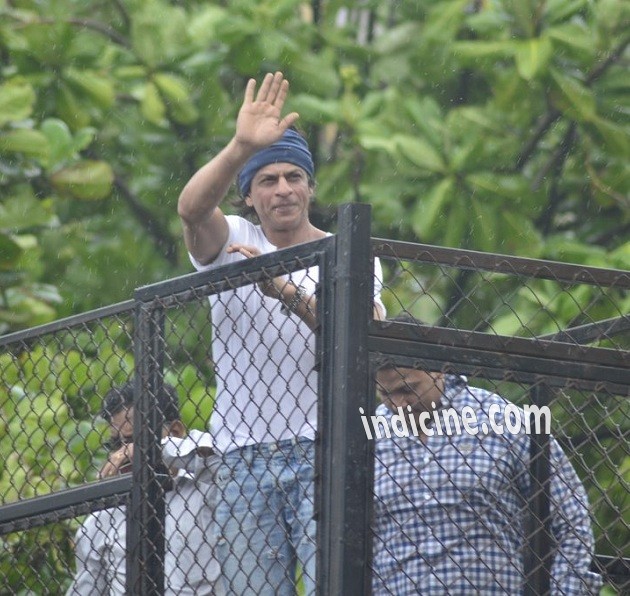 SRK at home waves to fans Eid Mubarak