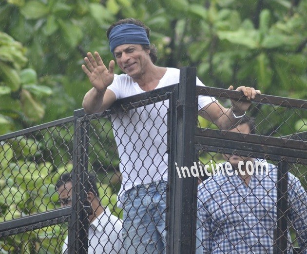 SRK waves and greets fans