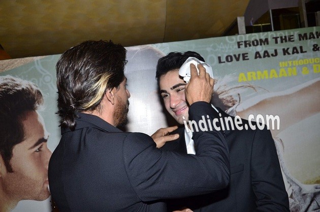 Shahrukh Khan wiping Armaan's forehead