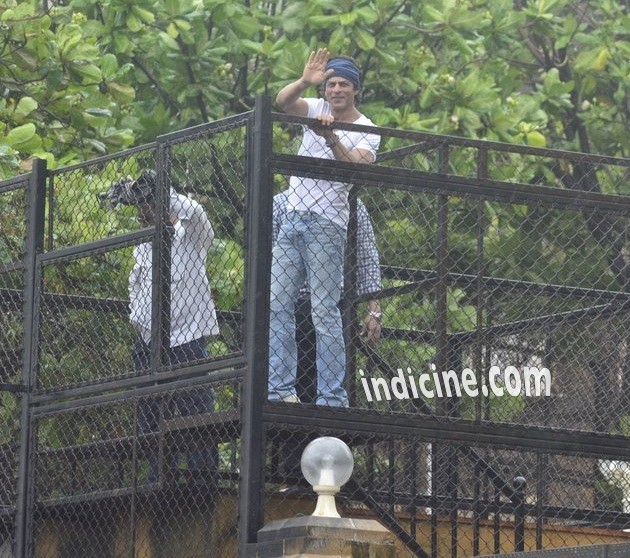 Shahrukh Khan at home waves to fans Eid Mubarak