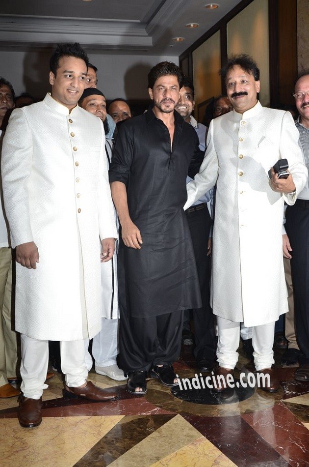 Zeeshan Siddique, Shahrukh Khan and Baba Siddique at Iftaar party