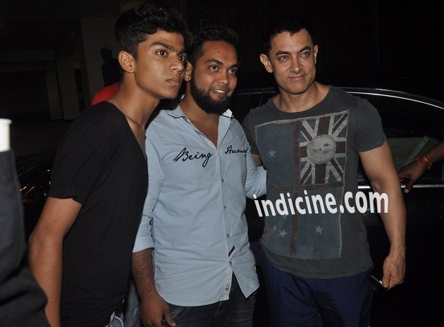 Aamir Khan snapped with fans