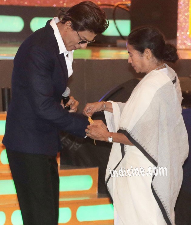 Mamata Banerjee ties rakhi on the wrist of Shahrukh Khan