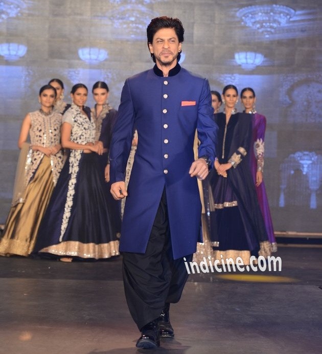 Shahrukh Khan walks for Manish Malhotra at the Happy New Year trailer launch