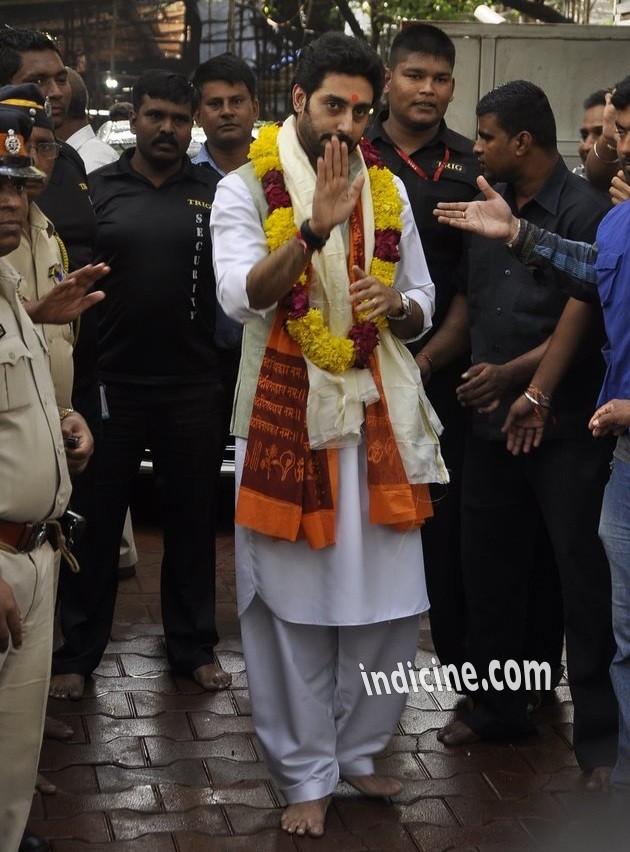Abhishek Bachchan visits Siddhivinayak Ganesha