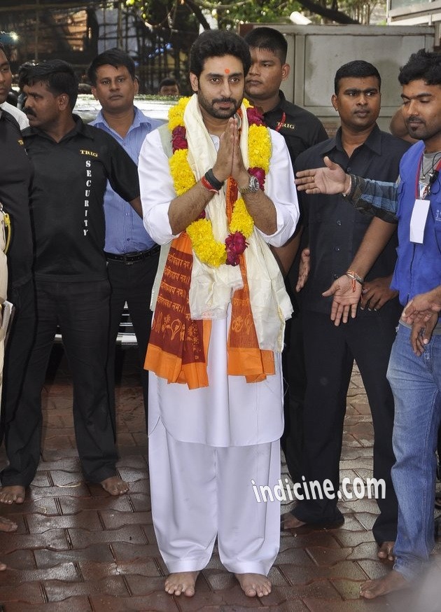 Abhishek Bachchan visits Siddhivinayak temple