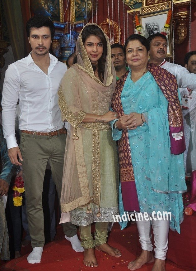 Darshan Kumaar, Priyanka Chopra and Madhu Chopra at Andheri ka raja