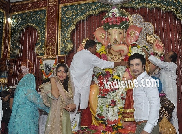 Priyanka Chopra, Darshan Kumaar offer prayer of thanks at Andheri ka raja