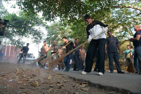 Amitabh Bachchan joins the Swachh Bharat drive, sweeps Mumbai street