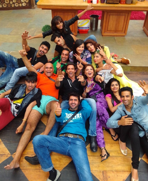 Hrithik clicks selfies inside the House with Bigg Boss Contestants