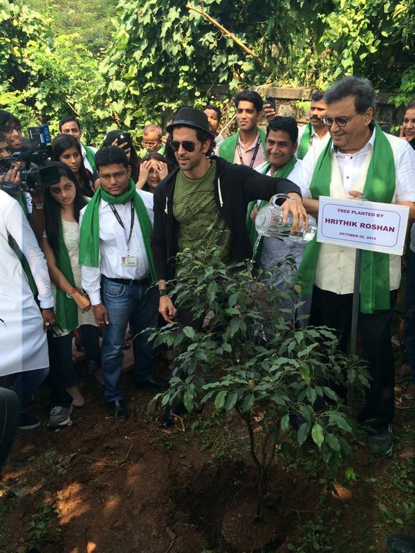 Hrithik contributes to a clean initiative along with Subhash Ghai and students of Whistling Woods