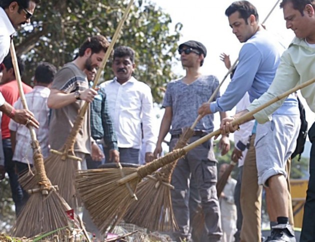 Salman Khan sweeps street at Karjat