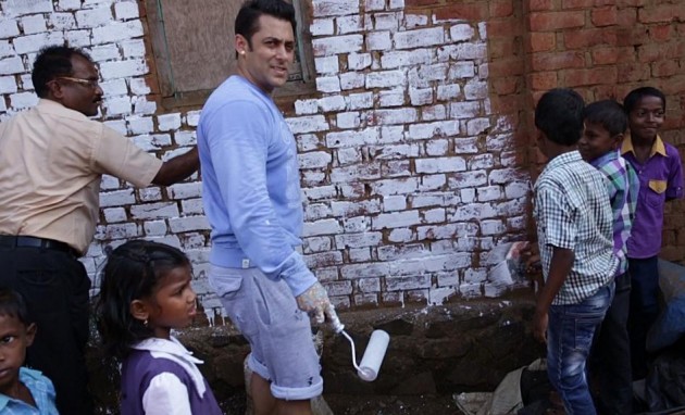 Salman Khan painting during Swachh Bharat Abhiyan