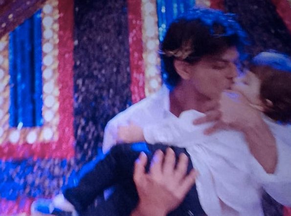 Shahrukh Khan kissing AbRam Khan in Happy New Year