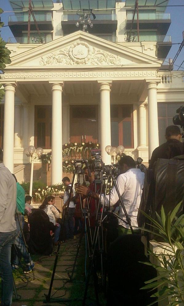 Media and fans gathered outside Mannat to wish SRK on his birthday