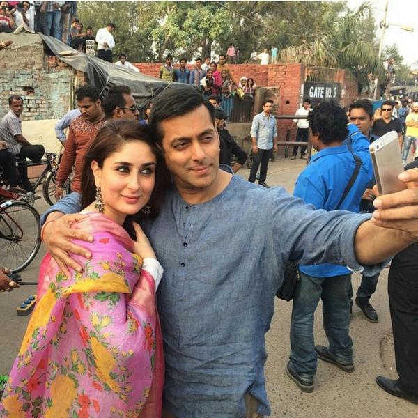 Salman Khan takes a selfie with Kareena Kapoor