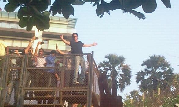 Shahrukh Khan waves to his fans from top of Mannat gate on his birthday