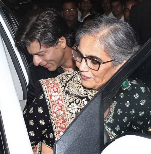 Shahrukh escorts Salman_s mother