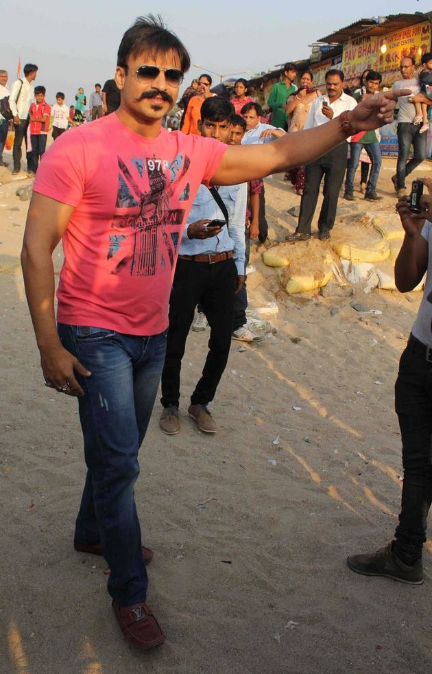Vivek Oberoi cleans Juhu Beach for Swachh Bharat Campaign